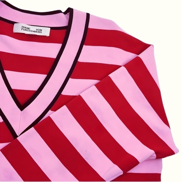 HP🔥Striped Visions: Petite Splendor of Diane Von Furstenberg's V-Neck‎ Pullover - Picture 6 of 7